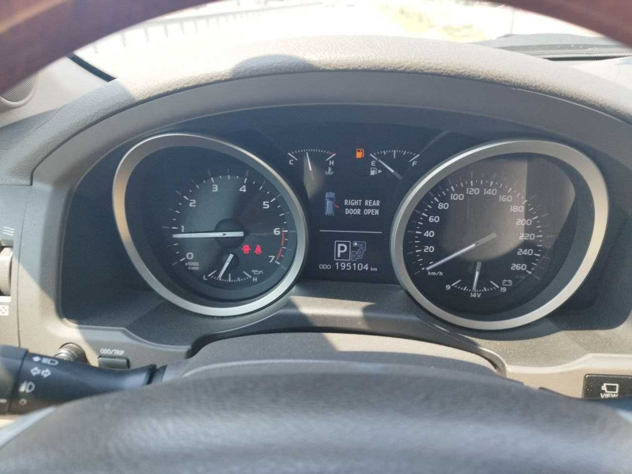 Toyota land cruiser 200 sotiladi srochna