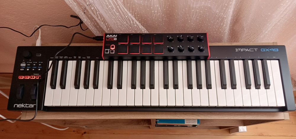 MIDI keyboard Nektar GX49 + Akai laptop pad controller LPD8