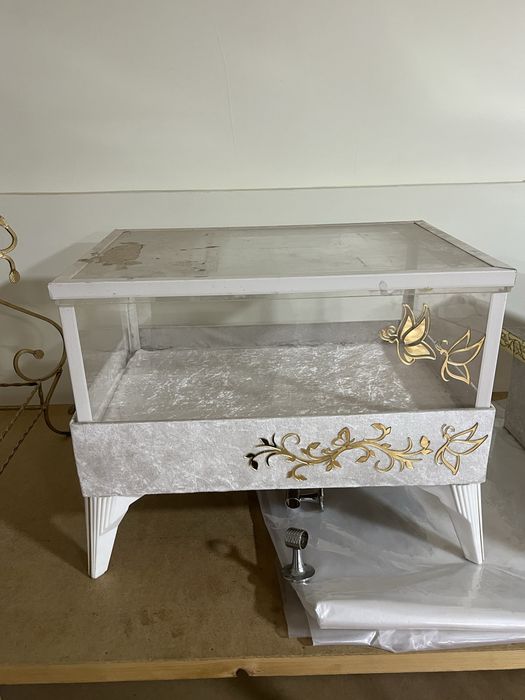 Sarpo sandiqlar sostayanasi yaxshi rangi tillo rang sepilgan