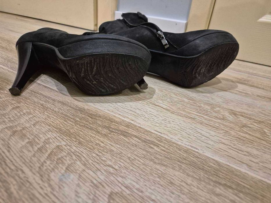 Боти от естествен велур
Боти от естествен велур
Номер 38
 ток 10-11см