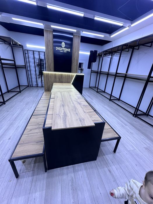 Стол от бутика, 3 метр в ширину.