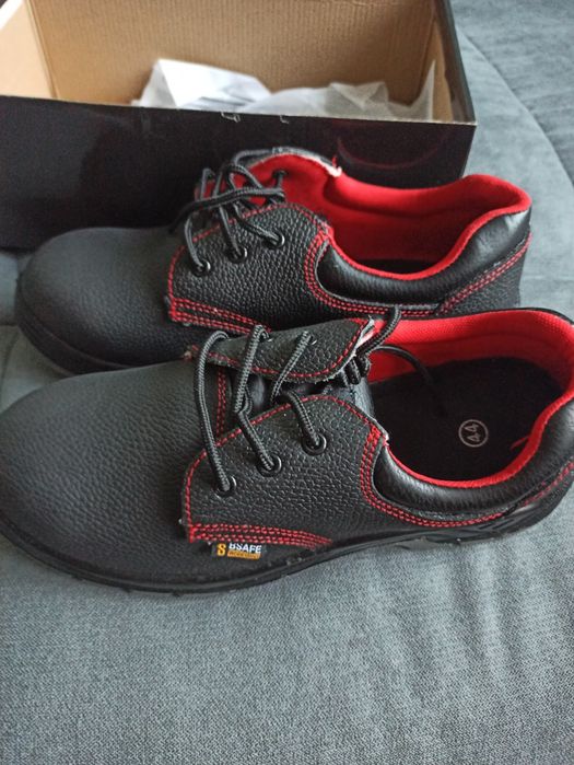 Продавам чисто нови работни обувки!