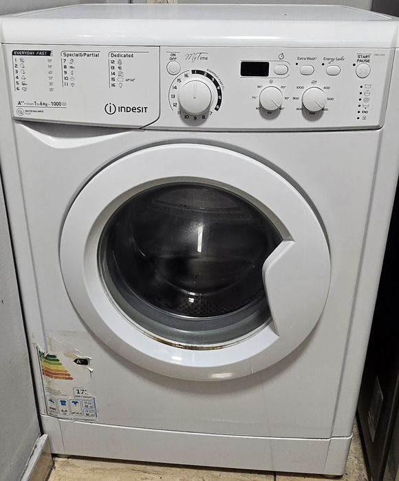 Vand masina de spalat haine Indesit 6kg perfect functionala.Pret fix