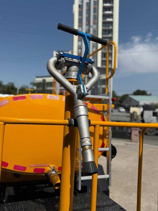 HYUNDAI EX8 Водовоз поливомоечная машина  4 м3