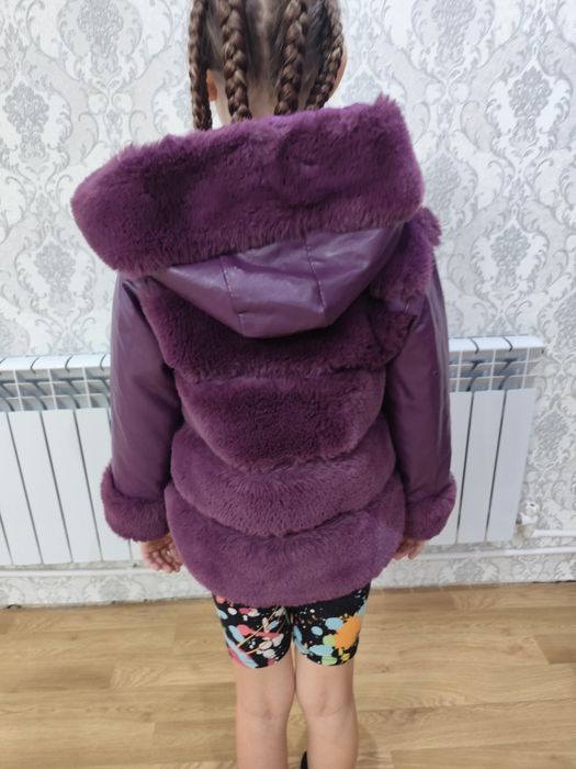 Продам теплую осеннюю куртку на девочку.  На возраст 6-8 лет