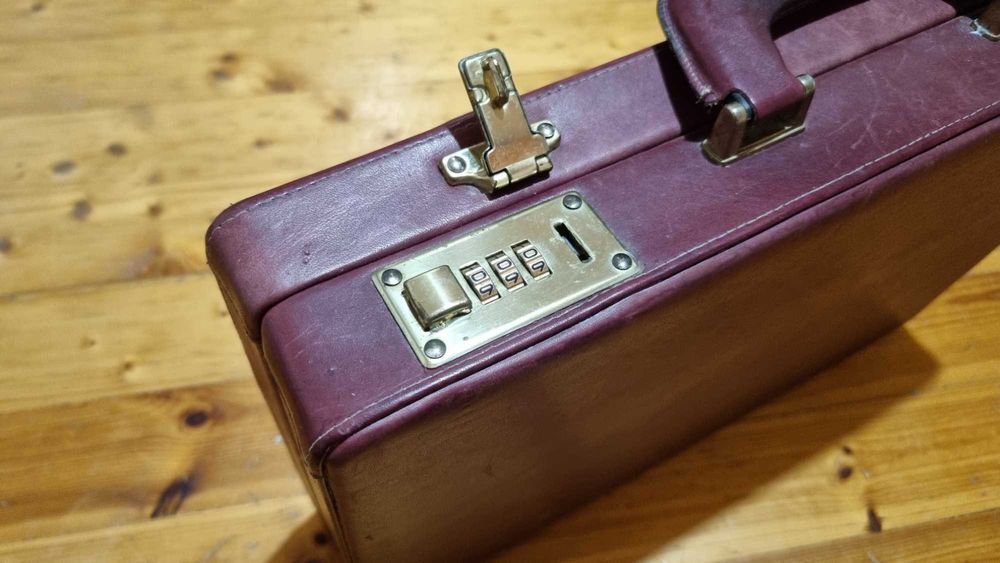 Винтидж кожено дипломатическо куфарче в цвят бордо с кодови ключалки