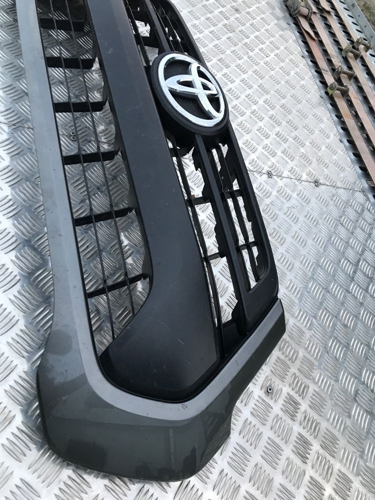 Предна решетка с емблема за Toyota Hilux ,Тойота Хайлукс 2020-