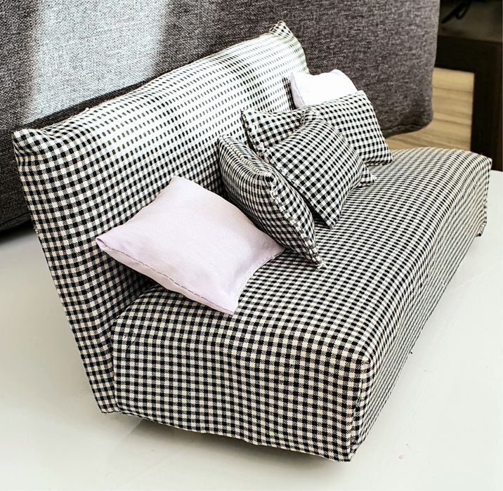 Мини диван за кукли в бяло и черно каре