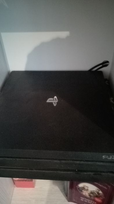Vând PS4 pro aproape nou