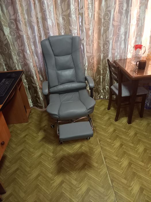 Продаётся компьютерное офисная кресло почти новое.