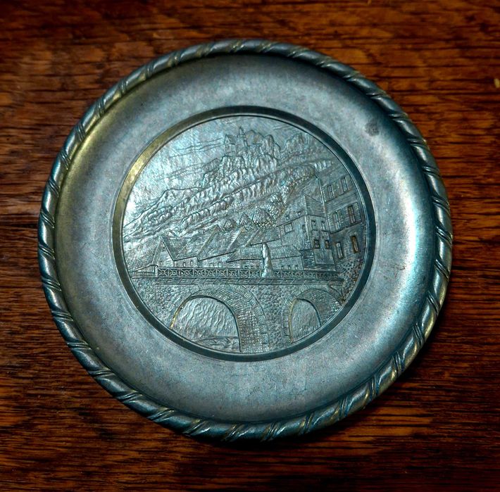 Старинна немска калаена чиниика с детайлен релеф