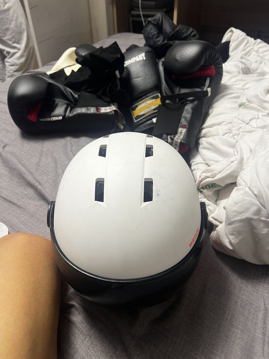 Casca de ski in stare buna este doar putin zgariata pe partea de sus