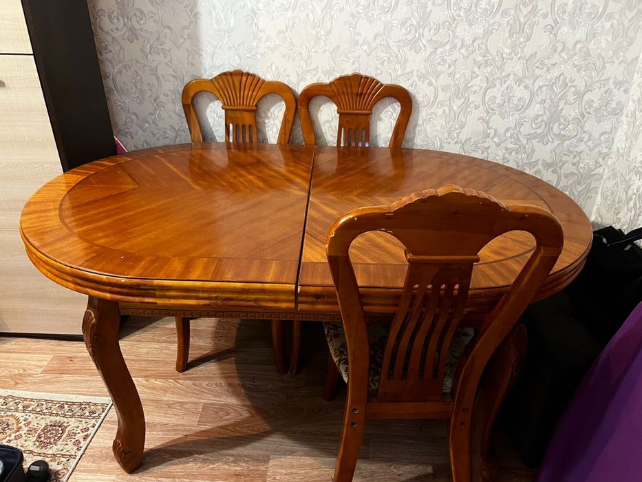 Стол в зал, в хорошем состоянии