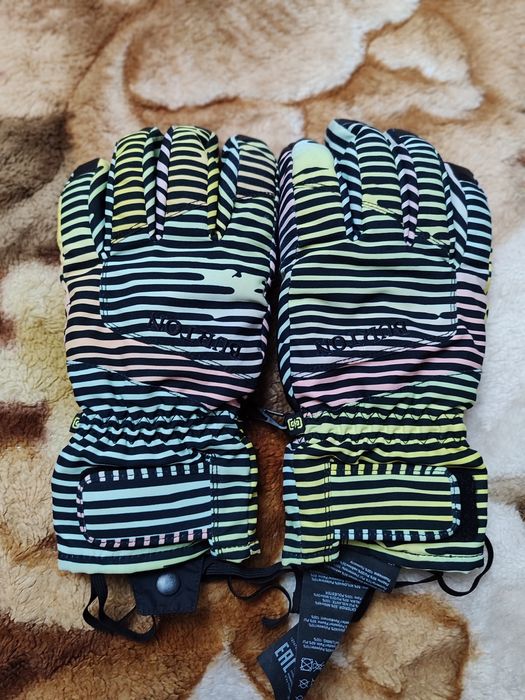 Продам горнолыжные перчатки .