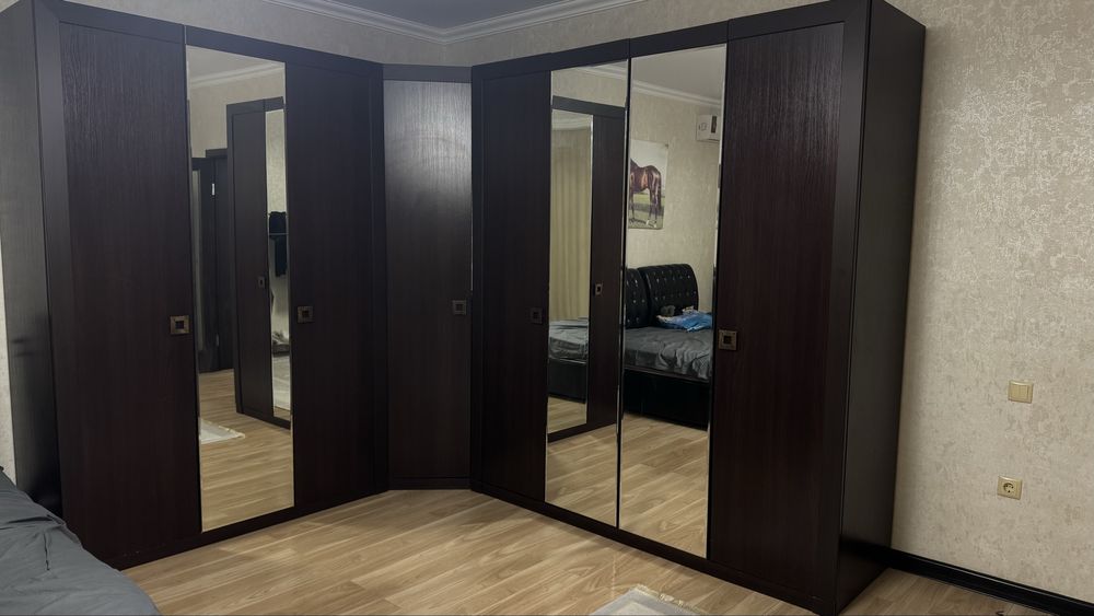 Продам срочно шкаф угловой 4 метра