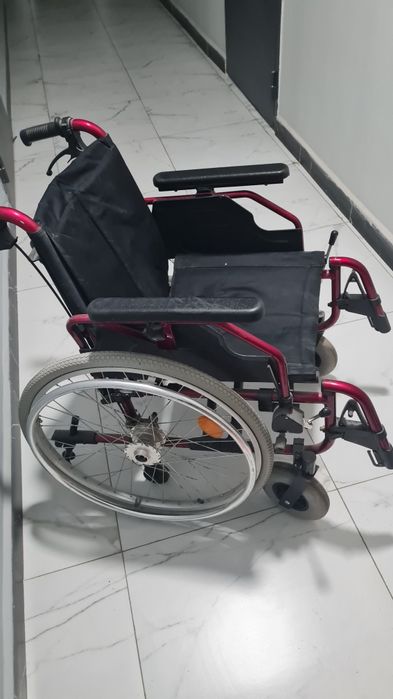 Продаю инвалидную коляску