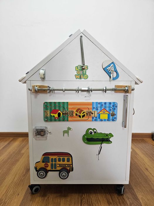 Busy House Montessori jucarie interactiva/casuta din lemn busy board