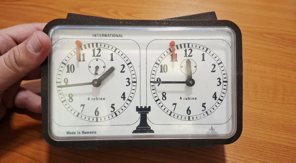 Vând ceas vechi de șah ARODORA