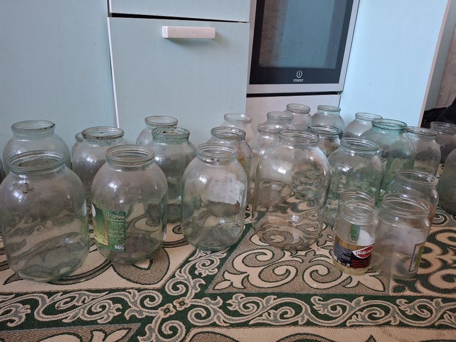 Продаем использованные  банки. Есть 0.5 л,1 л,2 л, 3л.