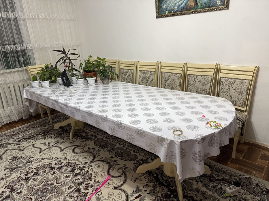 Стол со стульями