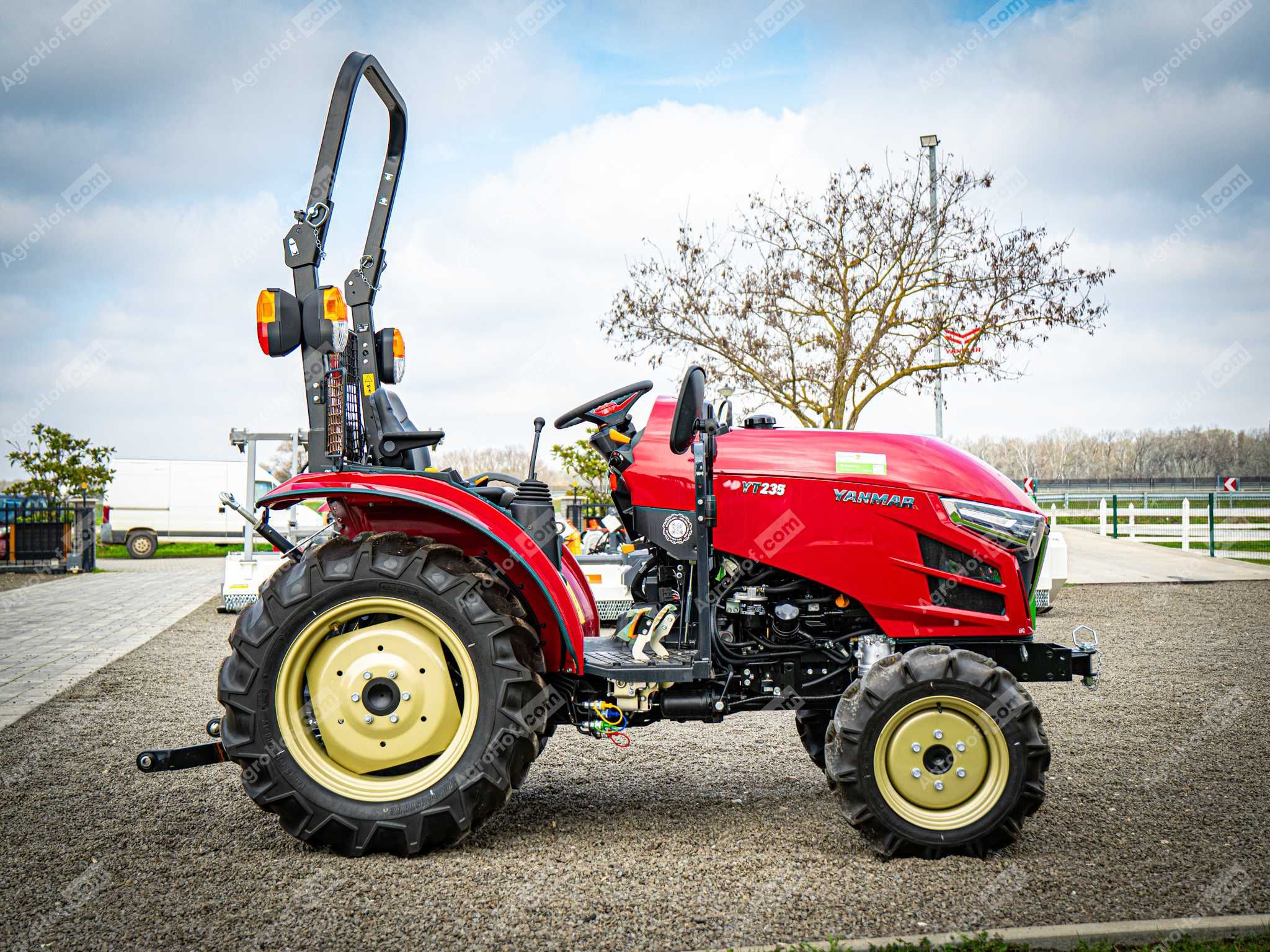 Yanmar Japonez Tractor de 35 CP / Yanmar YT235-R (demo)