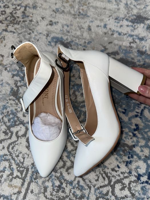 Продам обе пары туфлей, 35размер,новые