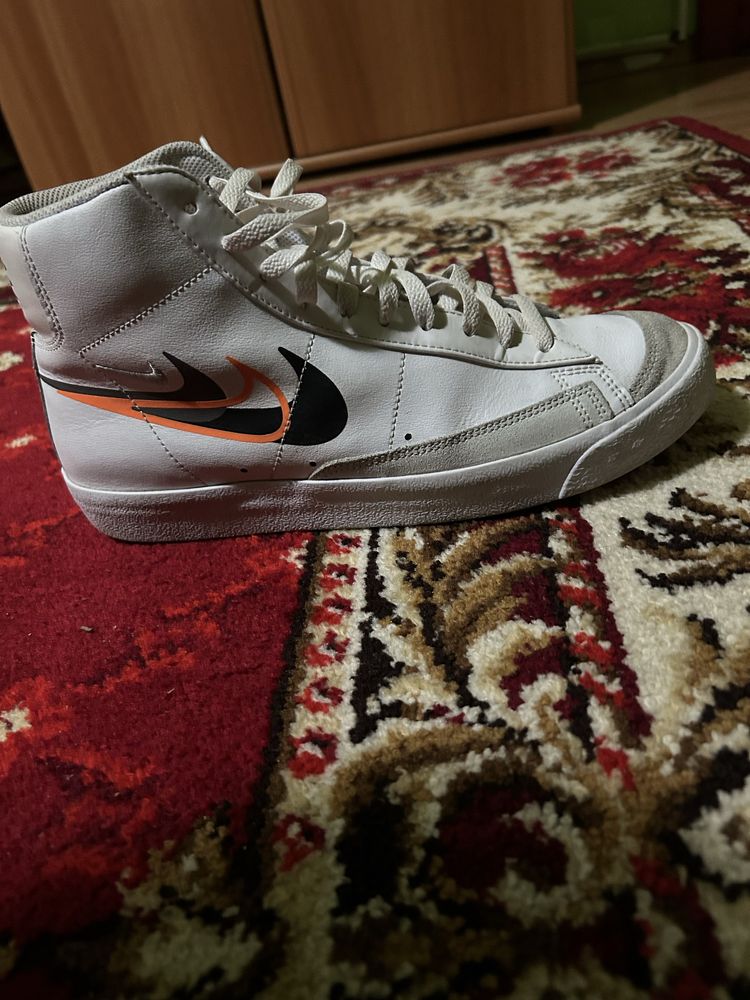 Adidasi  Nike