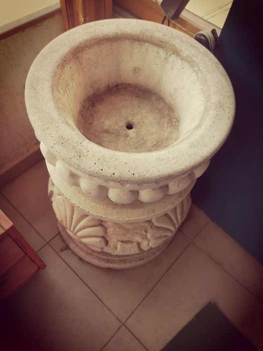 Голяма, тежка, двукомпонентна Фонтан или като саксия Колоната или фонт