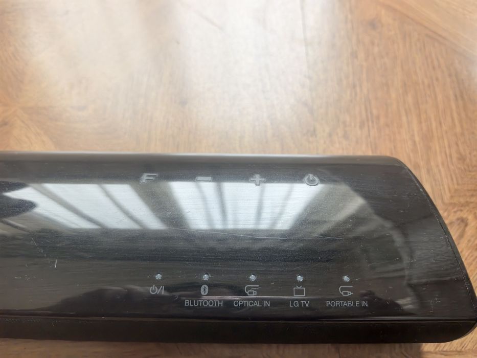 Саундбар LG NB2540 с активен субуфер и дистанционно управление.