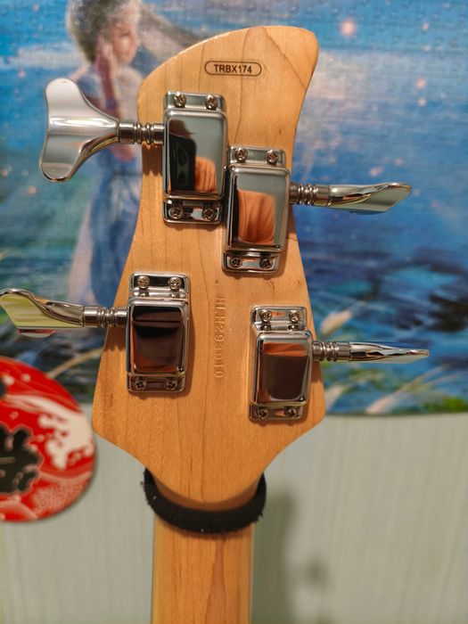 Yamaha trbx 174 + Hipshot kickass + DiMarzio DP126 + Dunlop straplocks