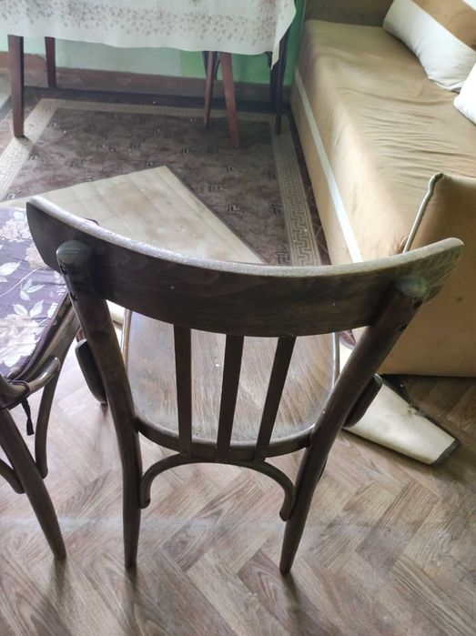 Продавам старинен гардероб и столове