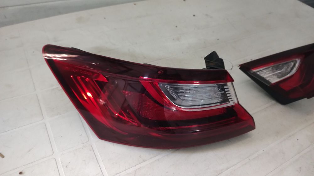 Lampa, stop stânga aripa Megan 4 cod 265558986R,