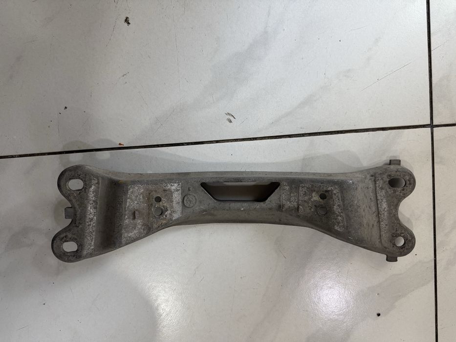 Опора коробки траверса  zf2.5 обьем е34