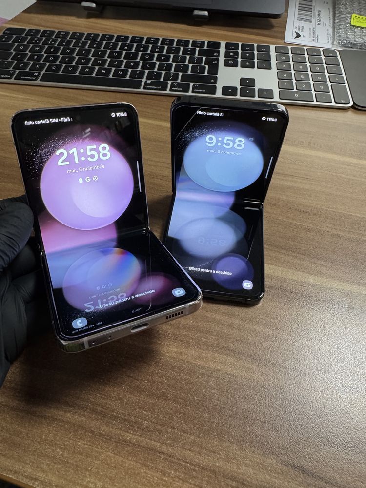 Display Samsung Galaxy Z Flip5 / Black sau Pink se vând pentru piese |