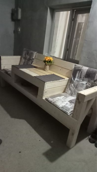 Vand canapea din lemn cu masuta