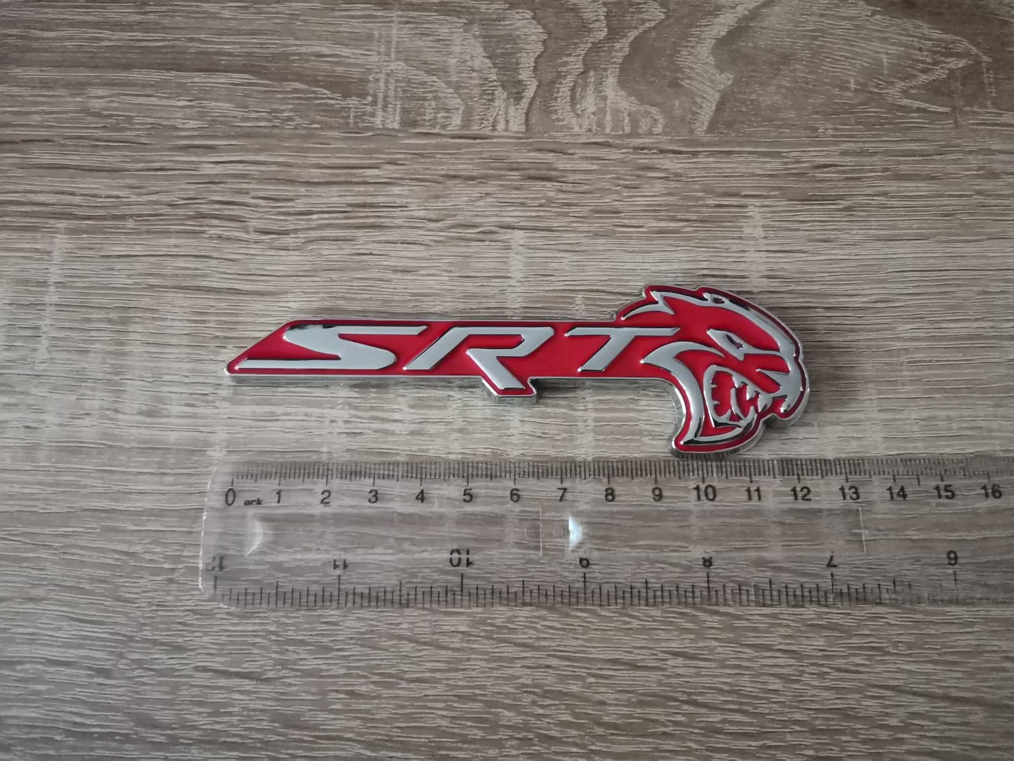 SRT Hellcat сребристо с червено емблема дясна