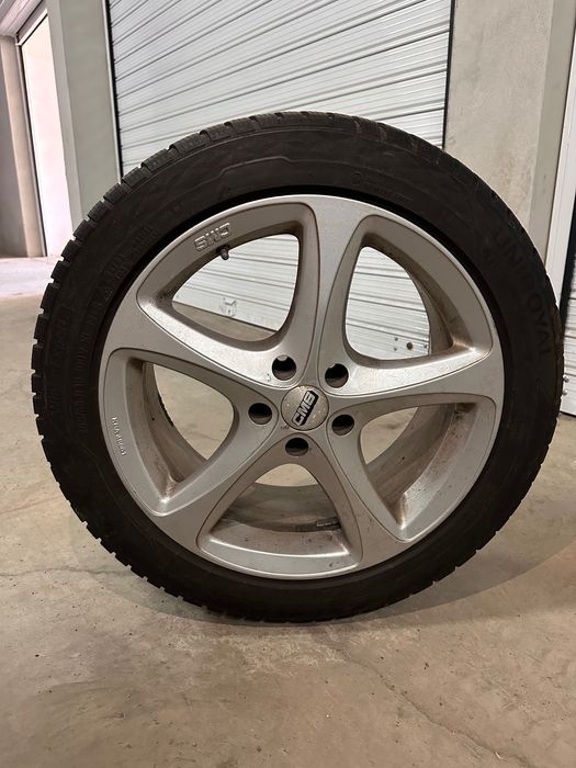 Продавам комплект гуми с джанти CMS