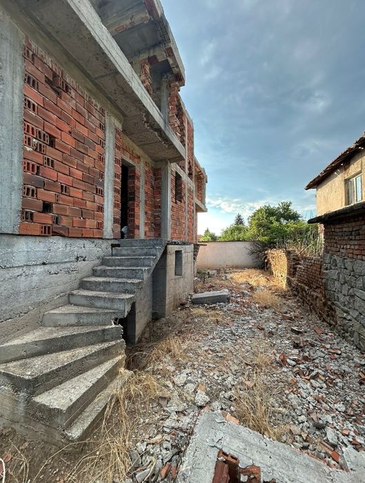 Продава парцел с къща, на 40км. от София-център