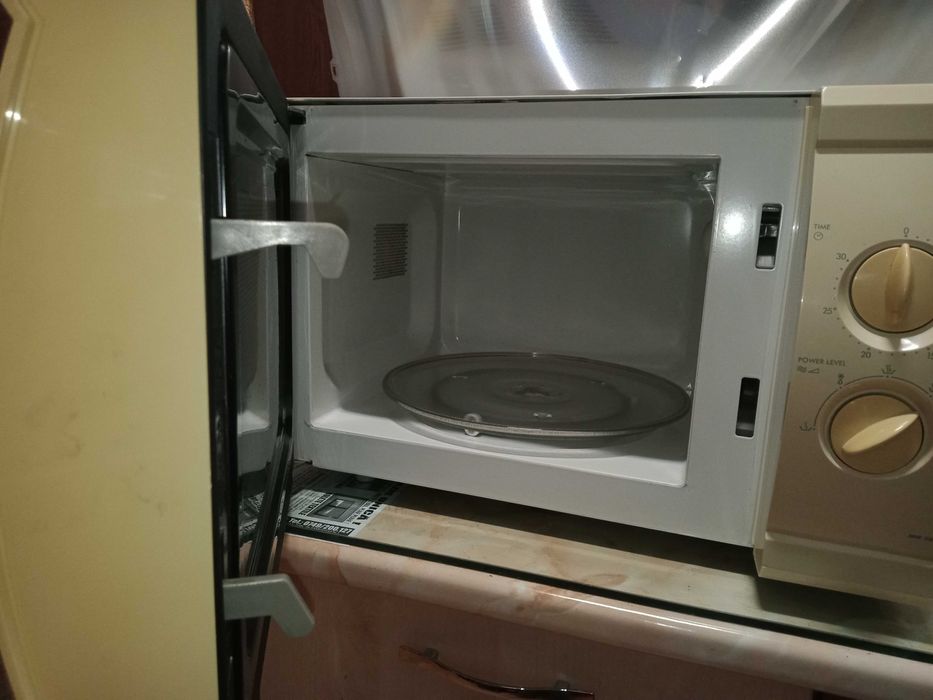 Cuptor cu microunde DeLonghi