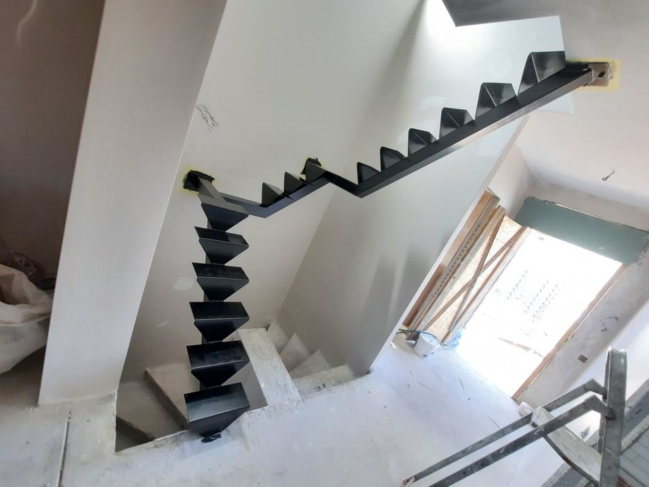 Scări metalice cu lemn masiv – design cu vang central, la comandă