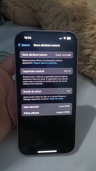 Vând iPhone 15 pink