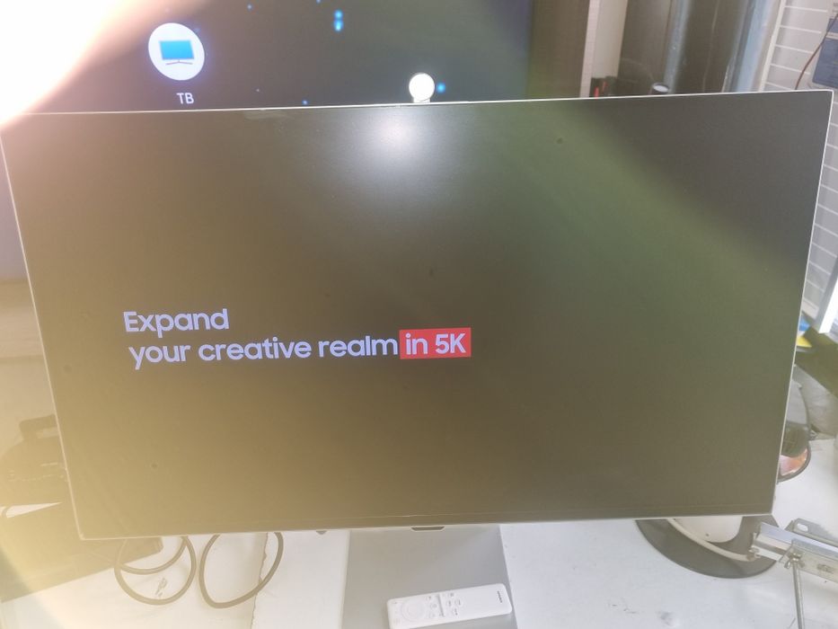 Професионален смарт монитор SAMSUNG  27 инча , 5К