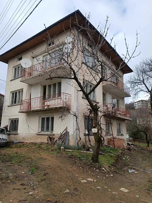 Продавам 3-ри етажна къща с. Момчиловци, на тухла и плочи.