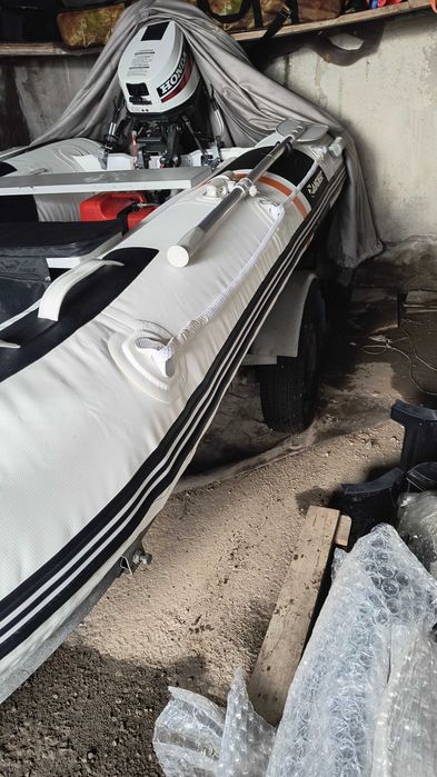 Надуваема лодка Зандер 3,30 с двигател и колесар.