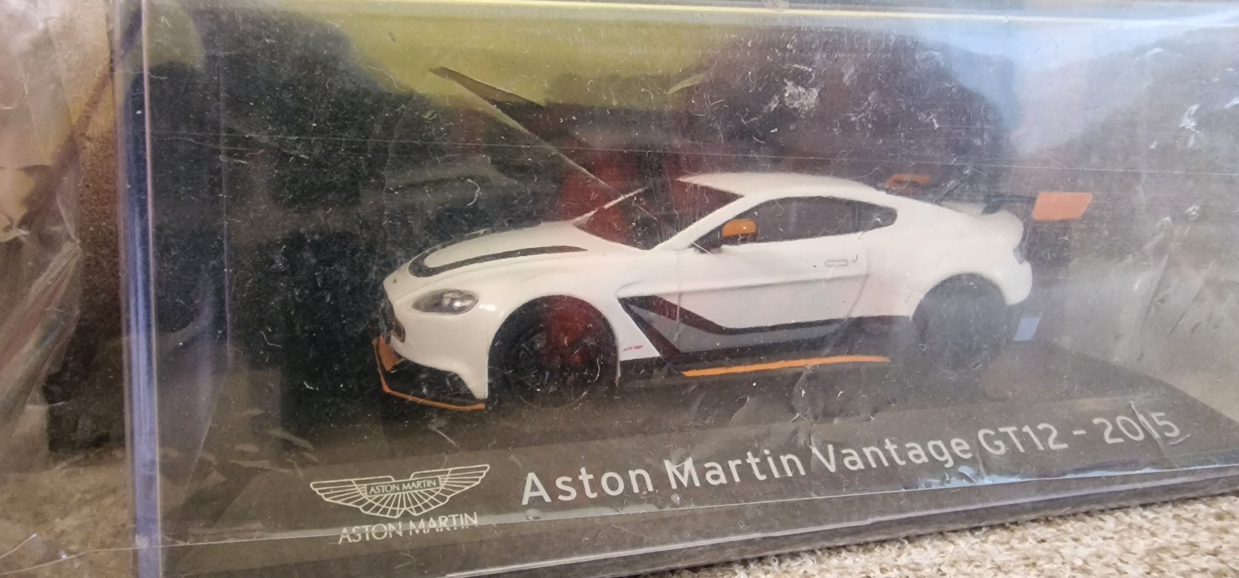 Количка Метална supercars magazine Aston Martin Vantage GT12 1:43 нова