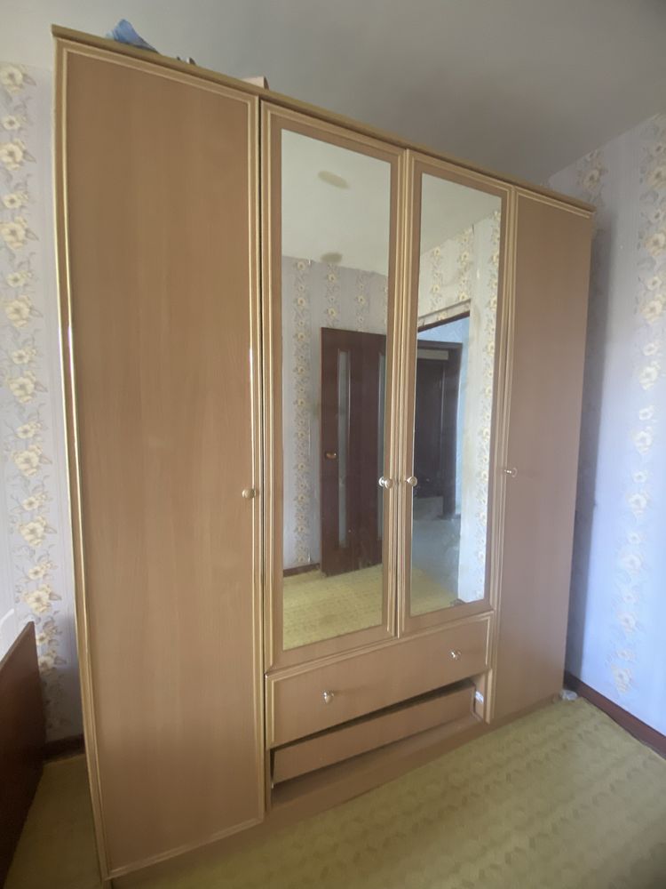 Продам шкаф полки с зеркалами
