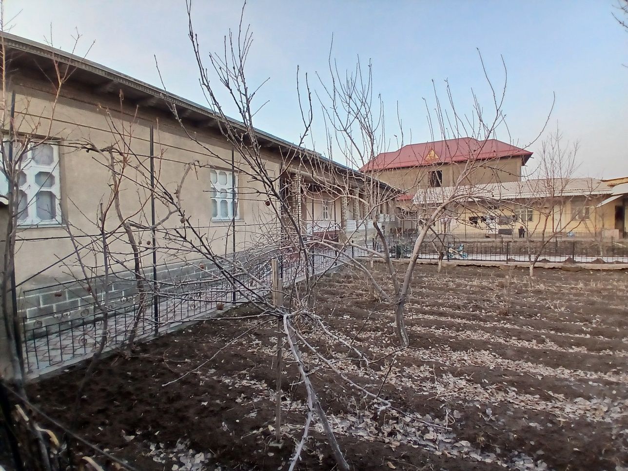 Охангарон шахрида 12 сотихли уй сотилади