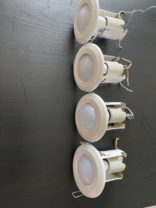 Споты с лампочками в отличном состоянии - комплект