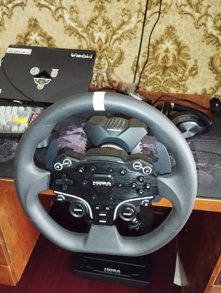 Продаю гоночный симулятор Moza R3 (руль + педали) — Direct Drive!