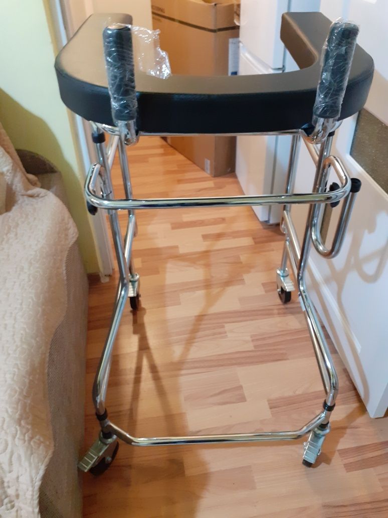 Vând cadru de mers cu suport antebraț.Se poate utiliza și fără suport.